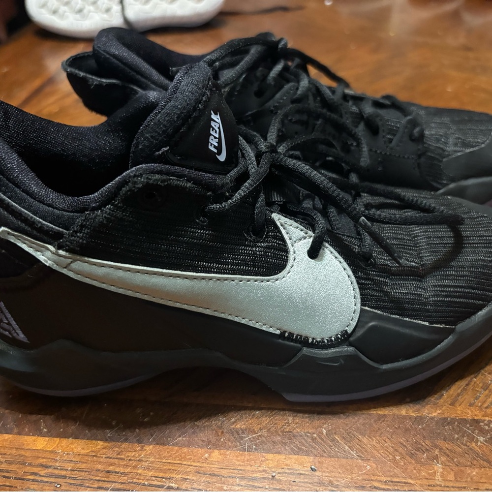 Kids Black and White Nike Zoom Freak, size 1Y